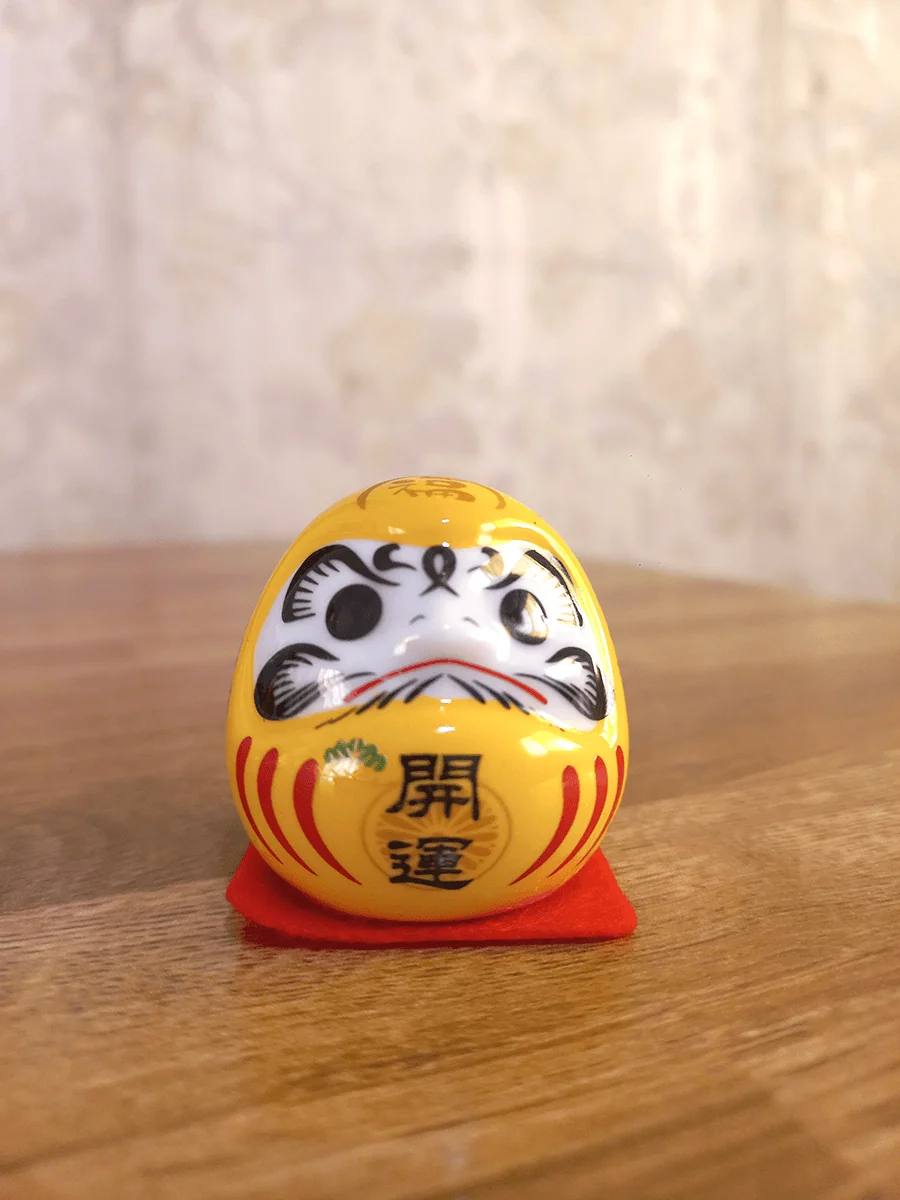 Daruma símbolo de motivación y perseverancia para escritorio color amarillo