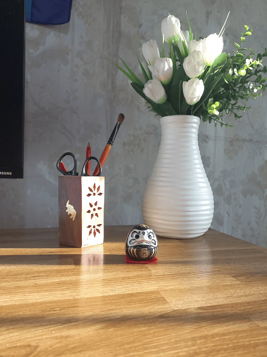 Daruma símbolo de motivación y perseverancia para escritorio color negro