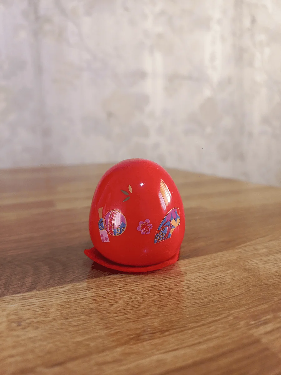 Daruma símbolo de motivación y perseverancia para escritorio color rojo
