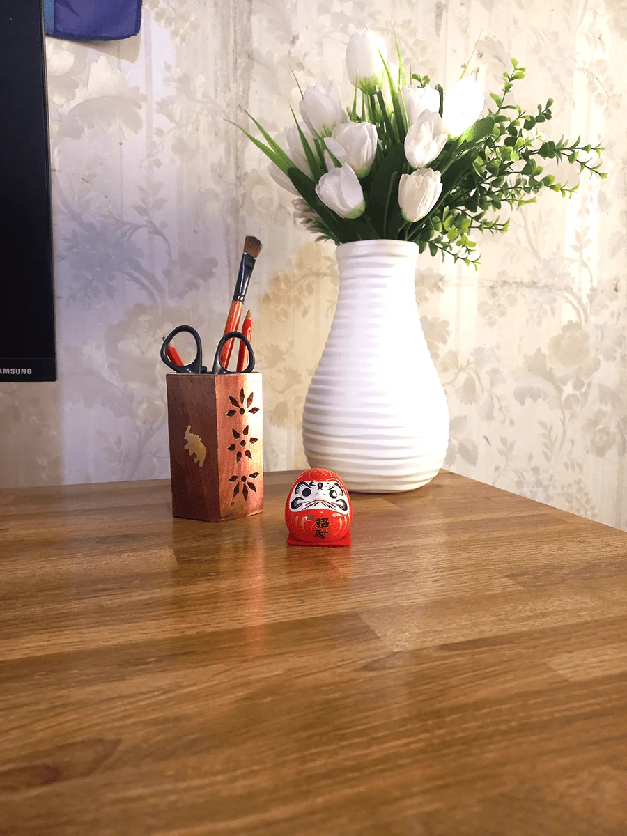 Daruma símbolo de motivación y perseverancia para escritorio color rojo