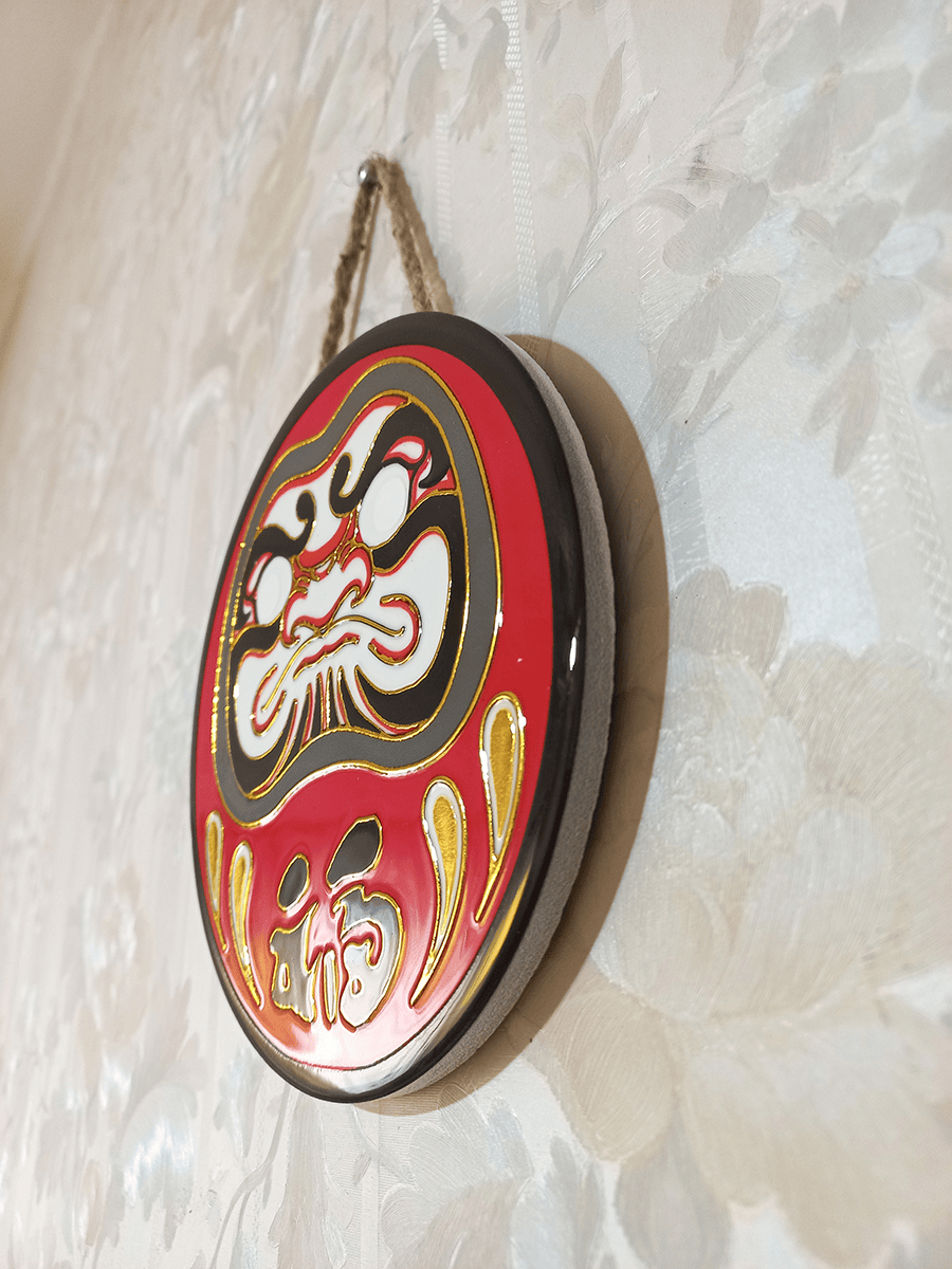 Daruma símbolo de motivación y perseverancia para escritorio color amarillo