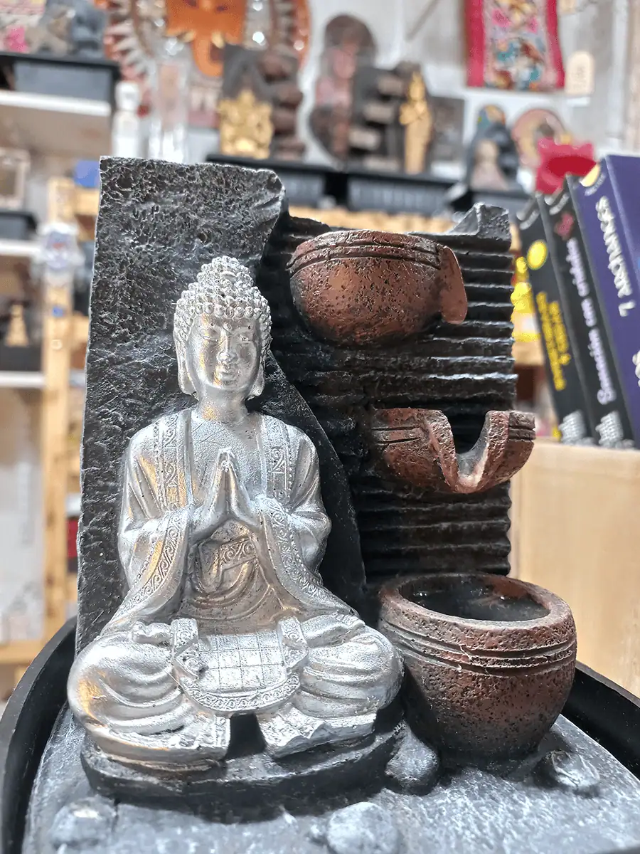 Fuente de agua chica con buda en color plateado