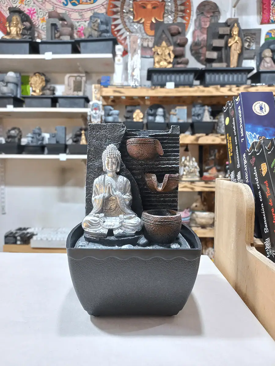 Fuente de agua chica con buda en color plateado