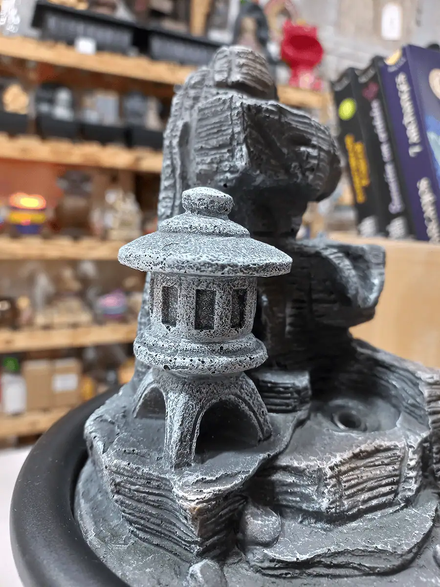 Fuente de agua chica con Faro y rocas