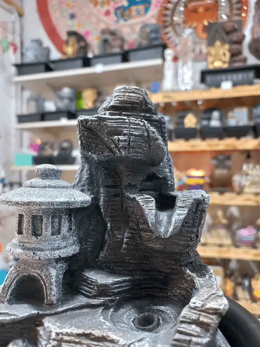 Fuente de agua chica con Faro y rocas