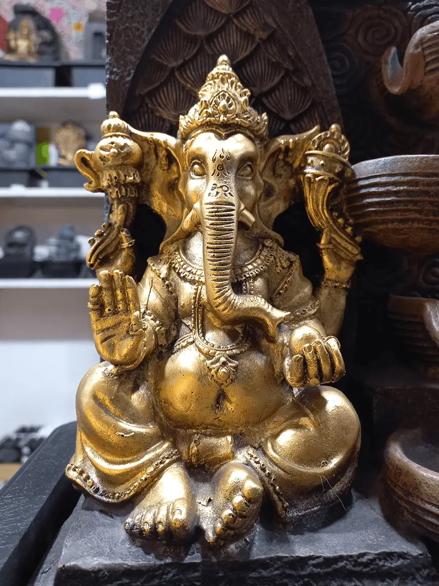 Fuente de agua grande con ganesha