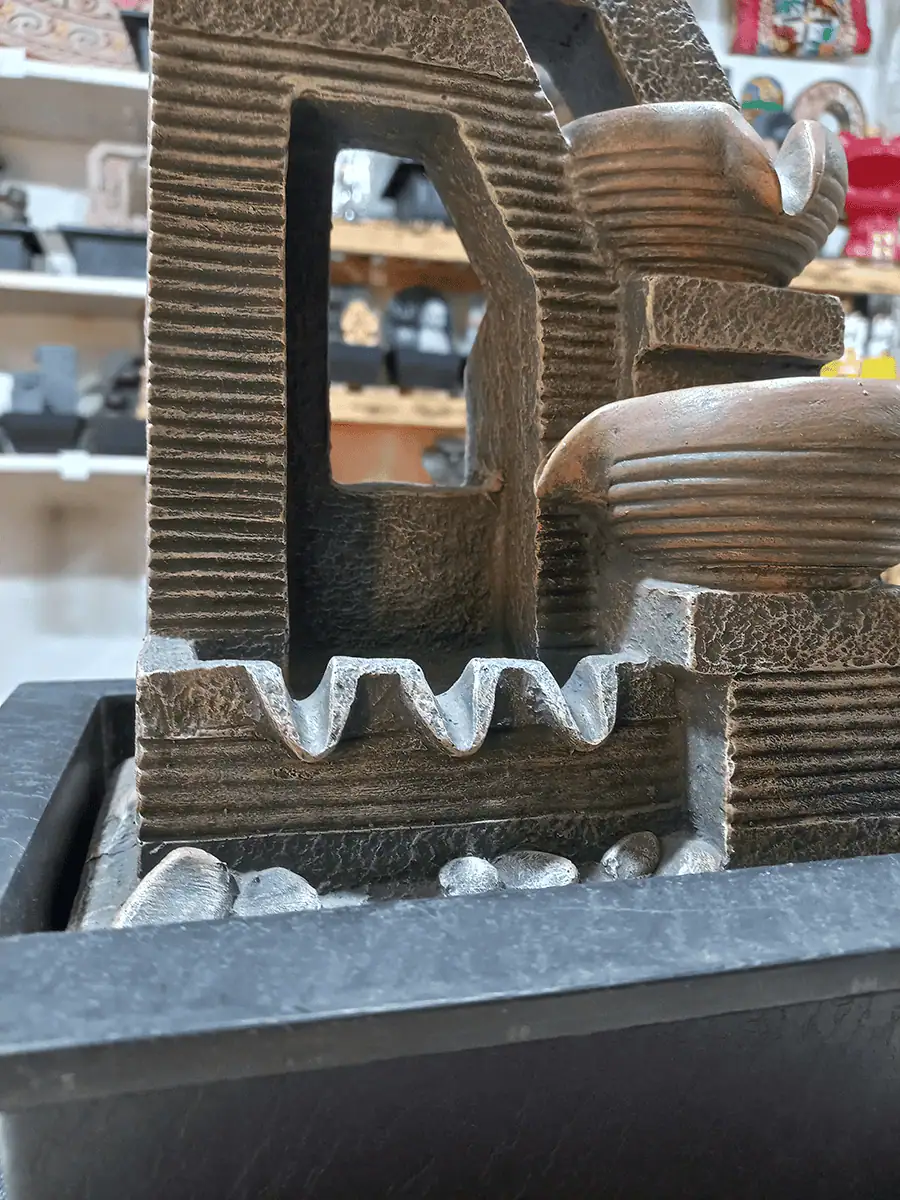 Fuente de agua mediana con cuencos