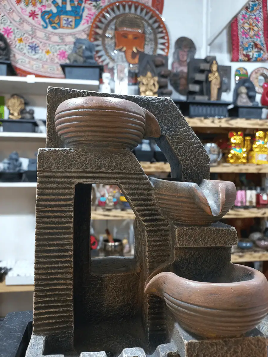 Fuente de agua mediana con cuencos