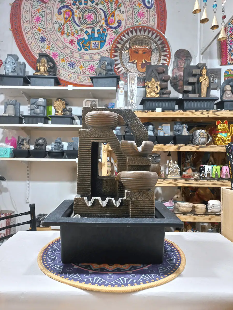 Fuente de agua mediana con cuencos