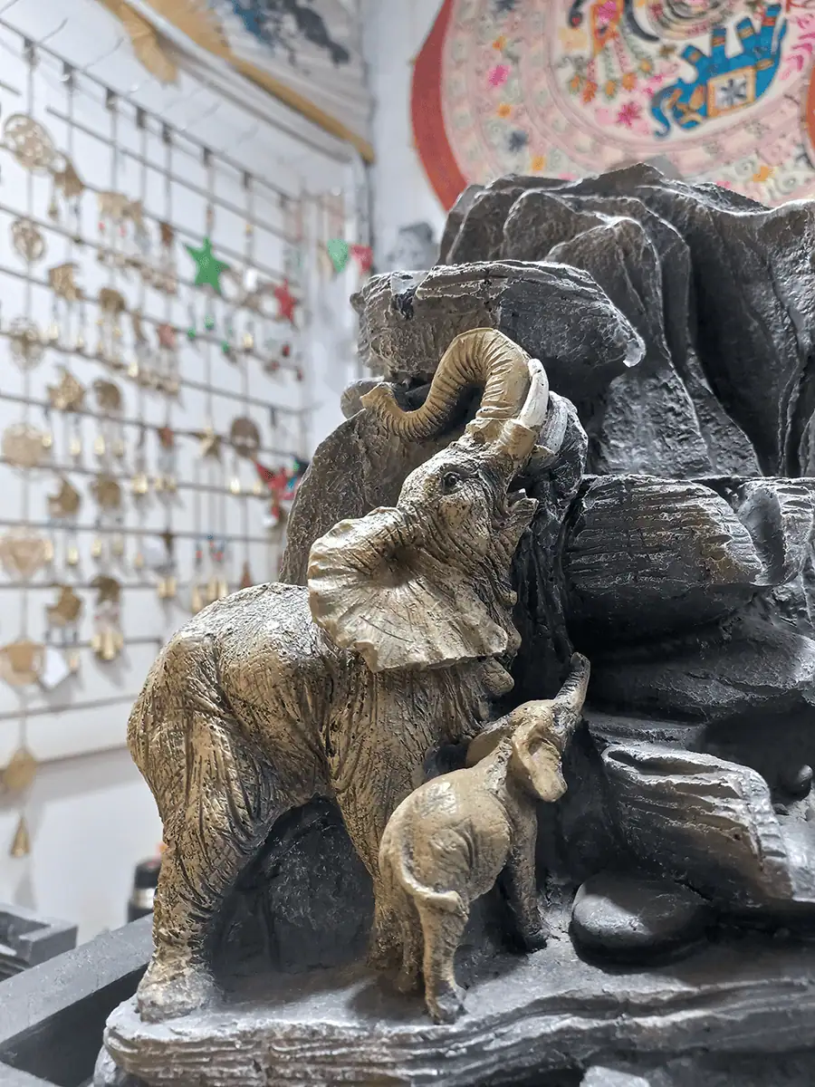 Fuente de agua mediana con elefantes