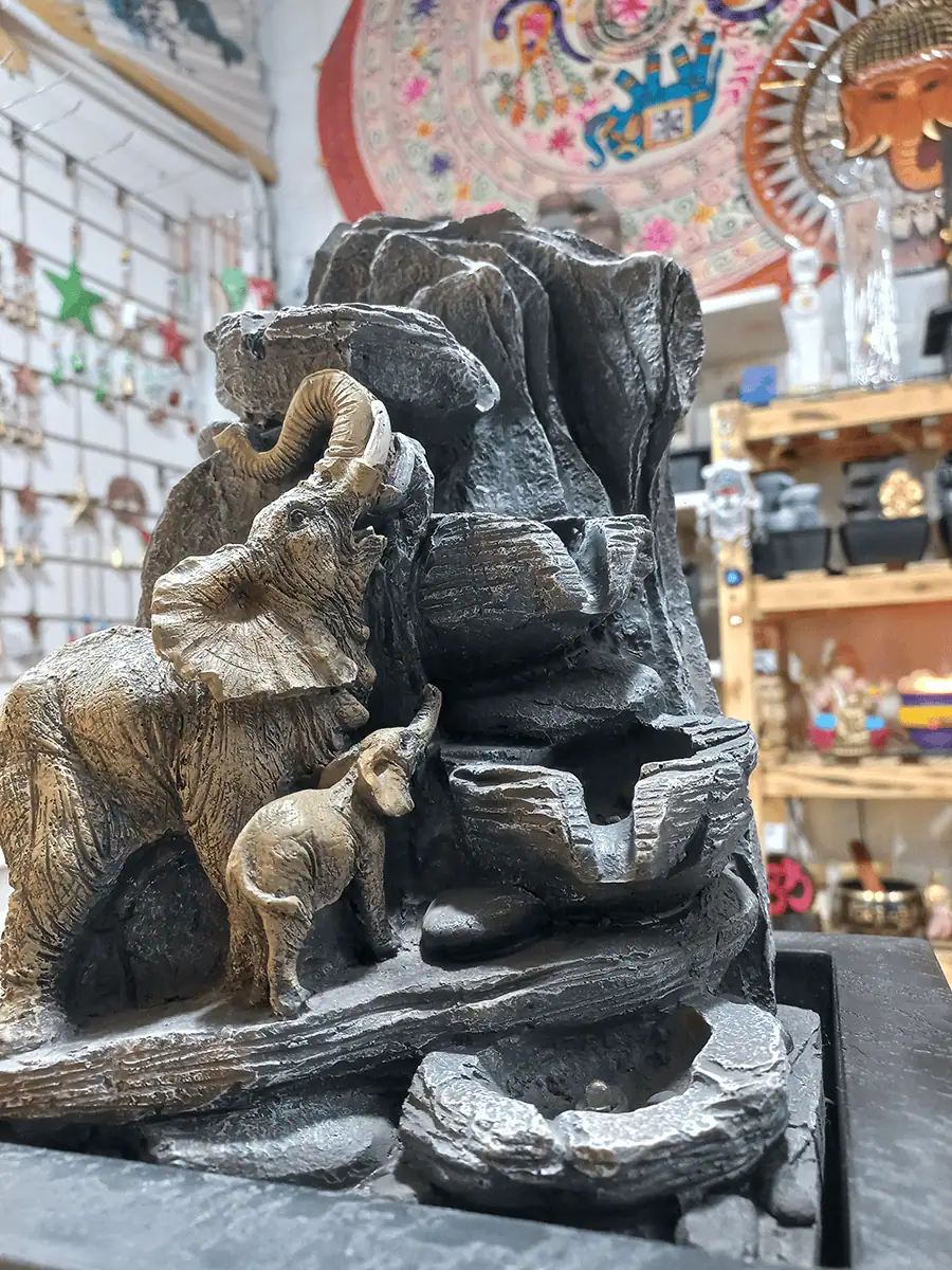 Fuente de agua mediana con elefantes