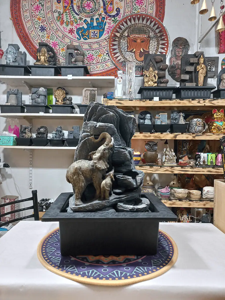 Fuente de agua mediana con elefantes