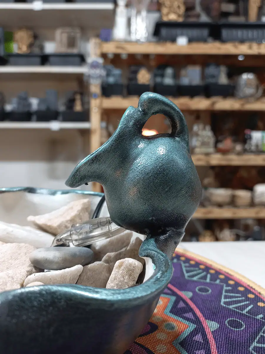 Fuente de agua en vasija color azul con luz led multicolor