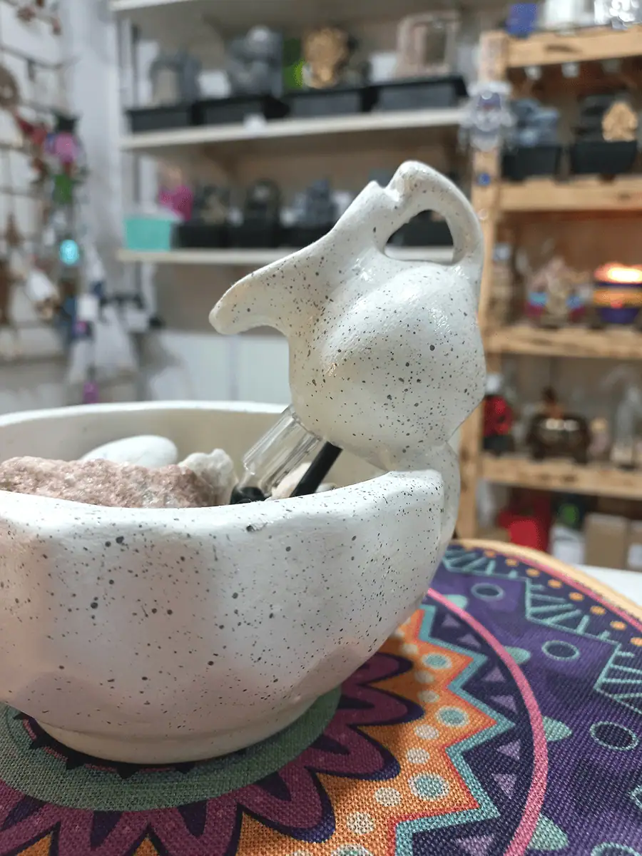 Fuente de agua en vasija blanca con luz led multicolor