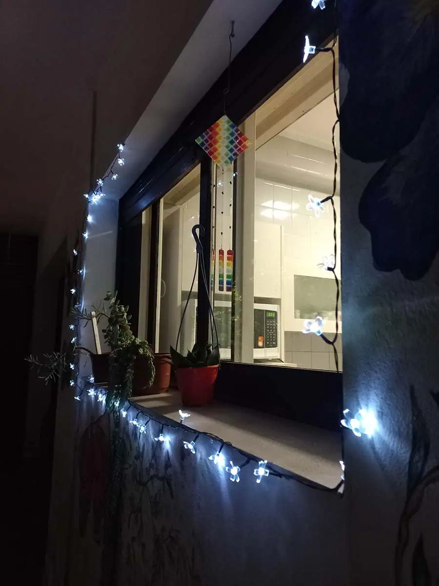 luz solar en forma de tira con flores blancas