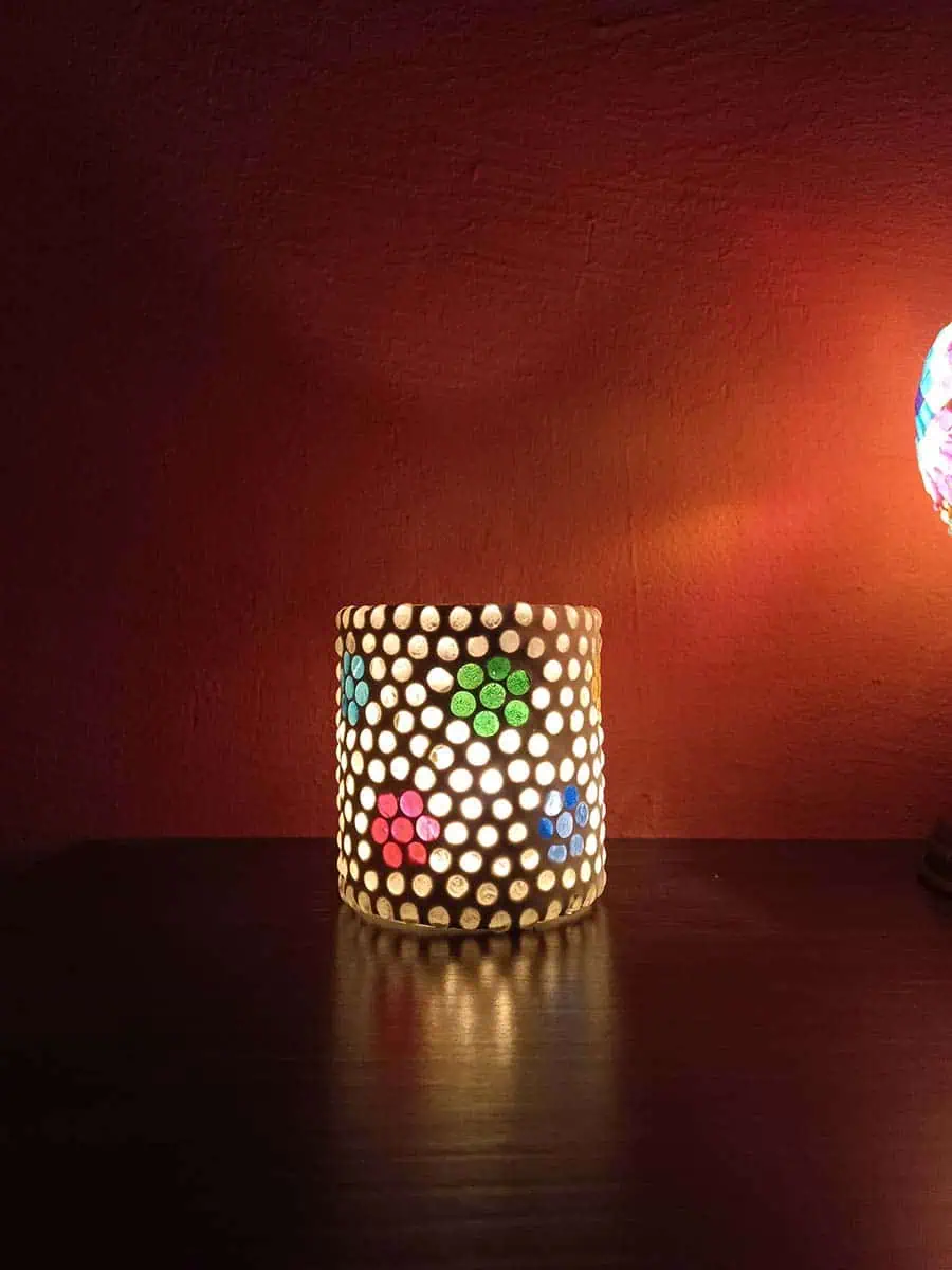 Portavela de vidrio blanco con flores