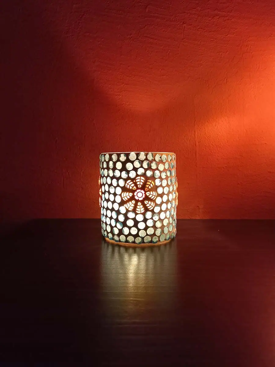 Portavela de vidrio celeste flores