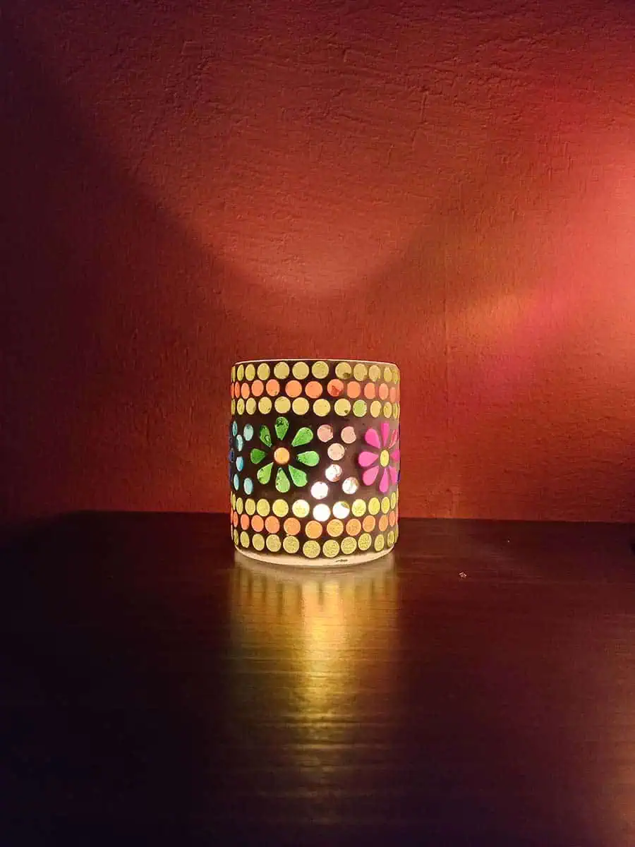 Portavela de vidrio con flores