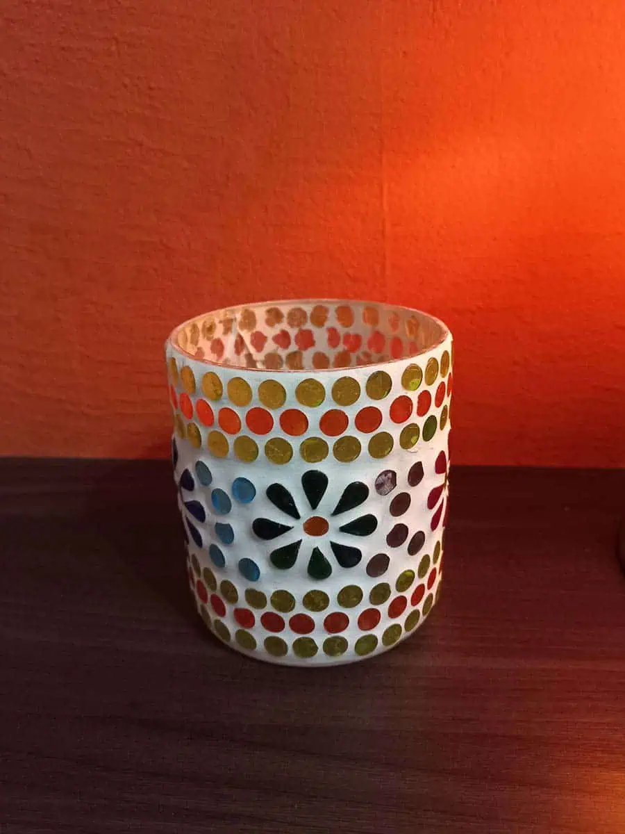 Portavela de vidrio con flores