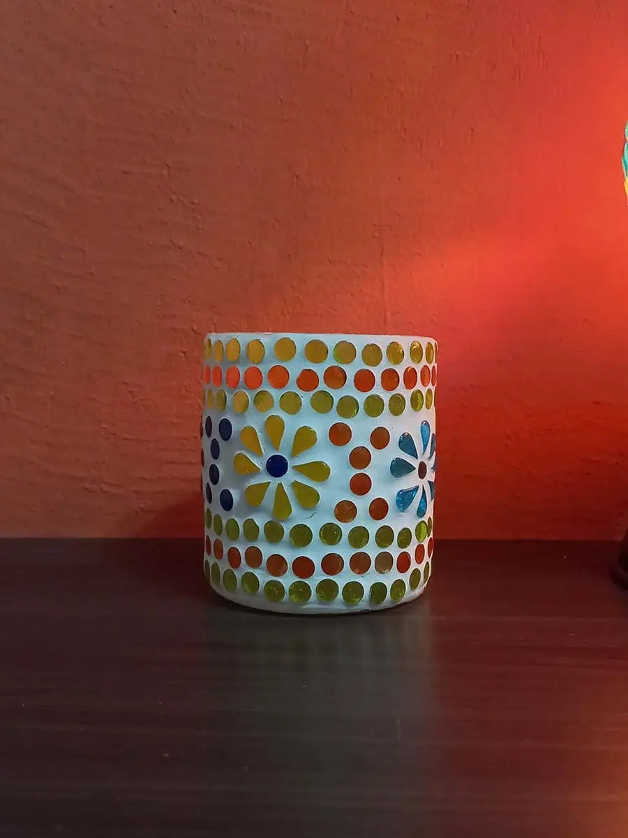 Portavela de vidrio con flores