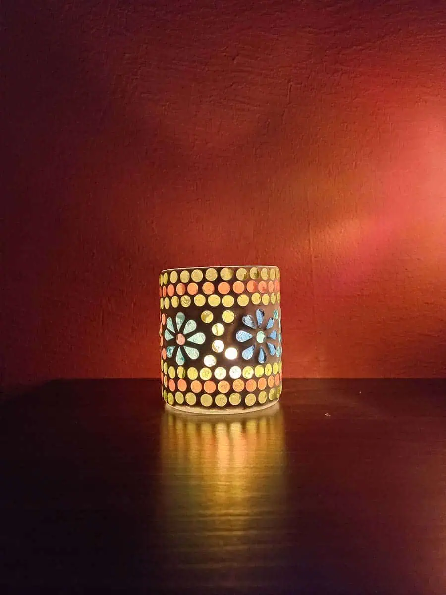 Portavela de vidrio con flores