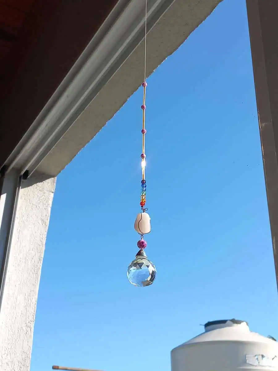 imagen de un atrapasol de cuarso rosa