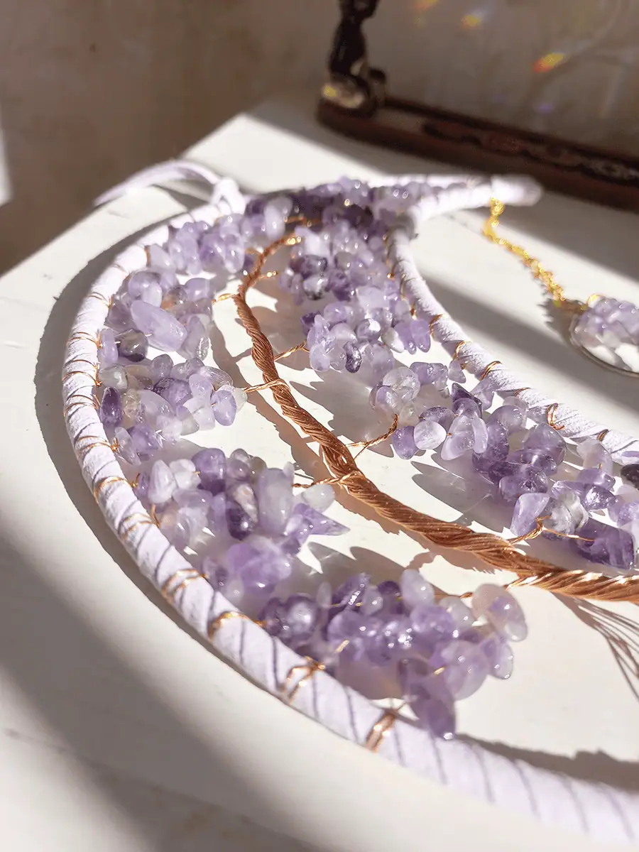 Atrapasol de luna con cuarsos amatista