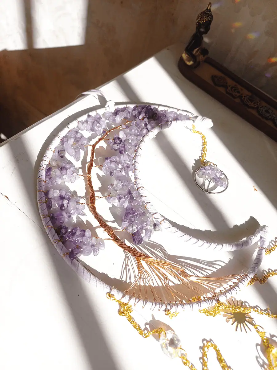 Atrapasol de luna con cuarsos amatista