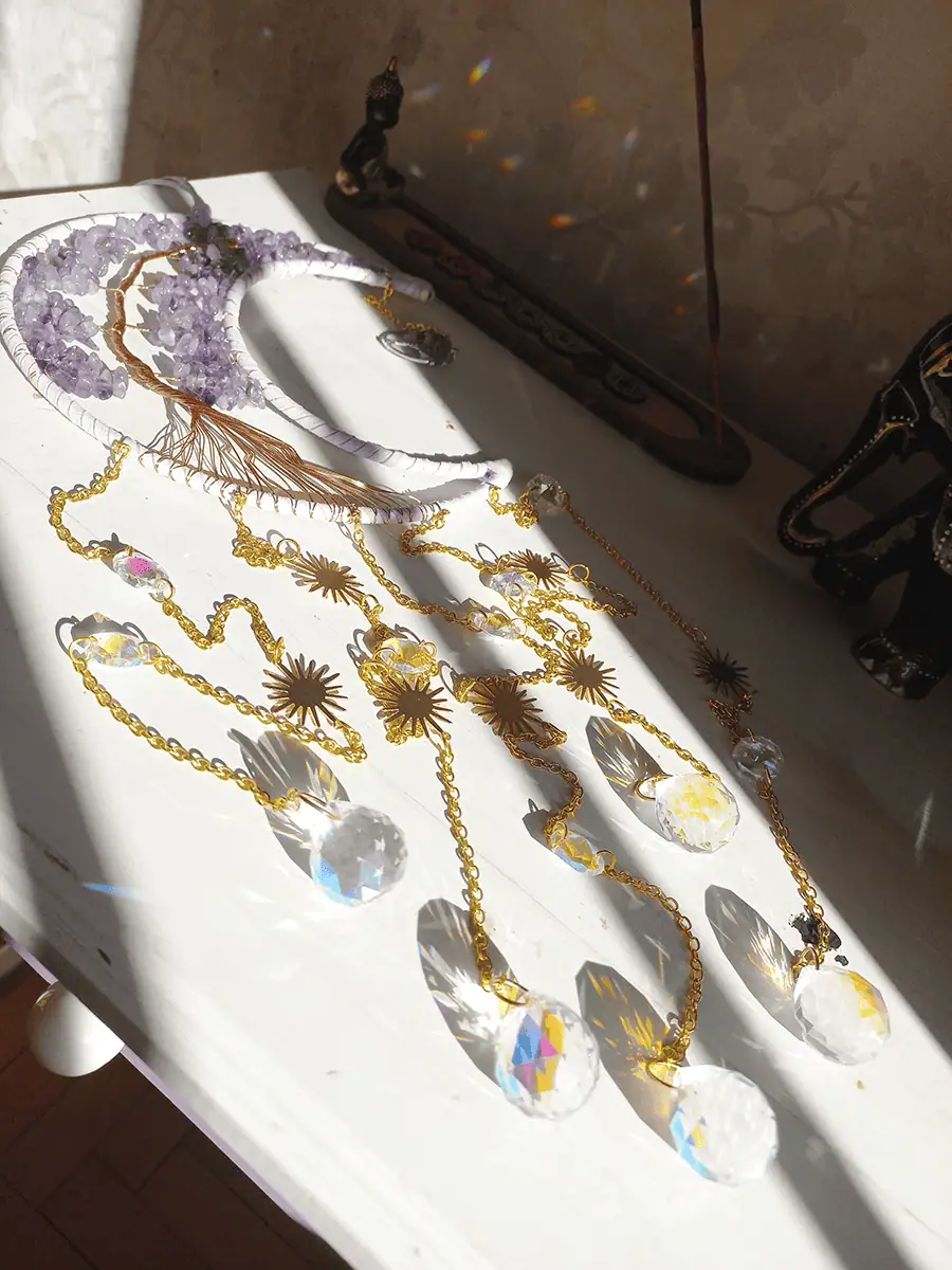 Atrapasol de luna con cuarsos amatista