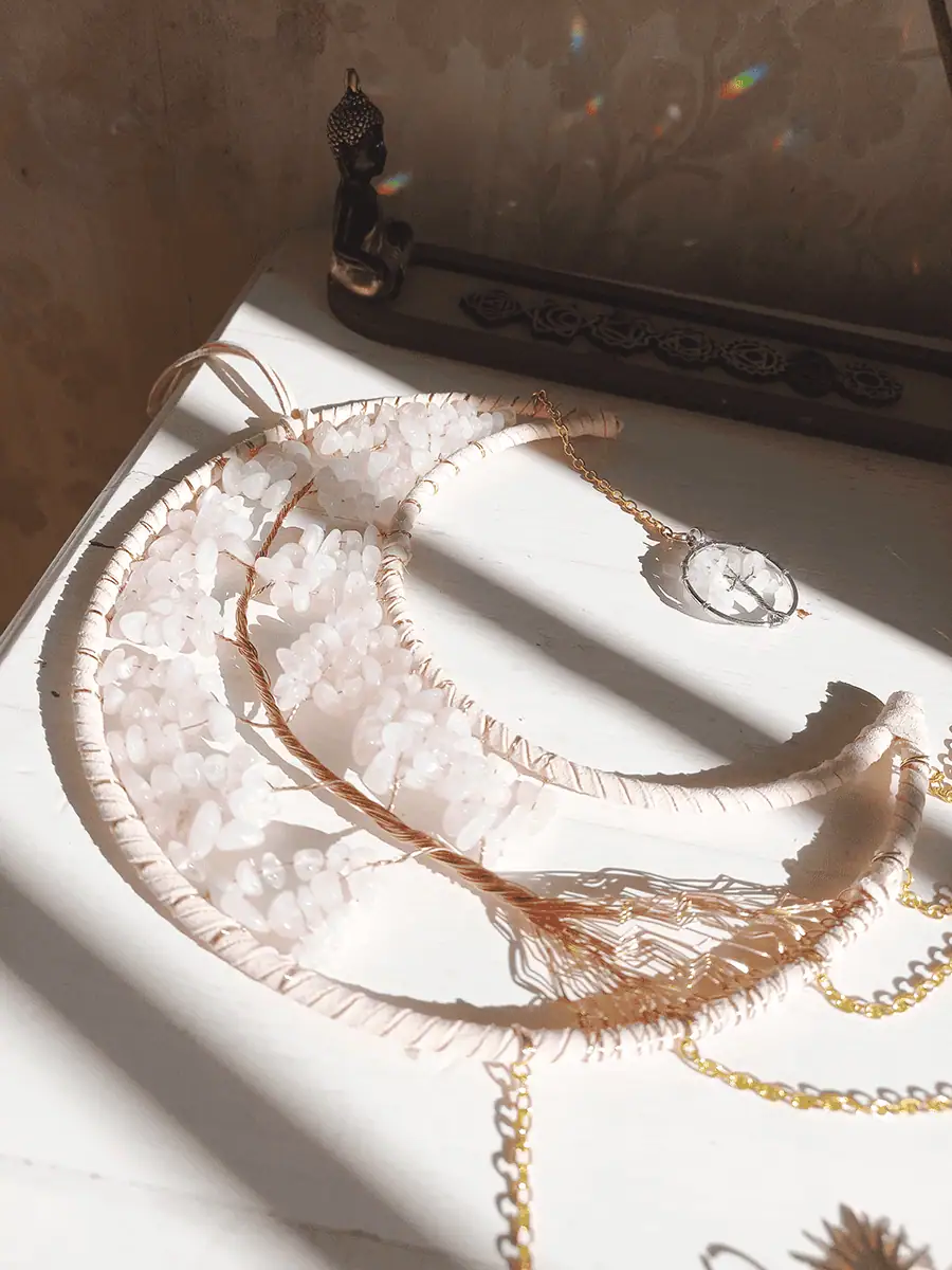 Atrapasol de luna con cuarsos Rosa