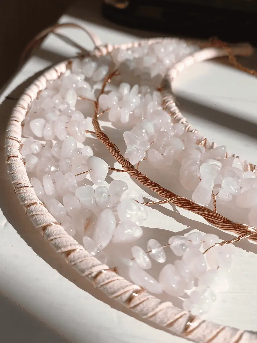 Atrapasol de luna con cuarsos Rosa