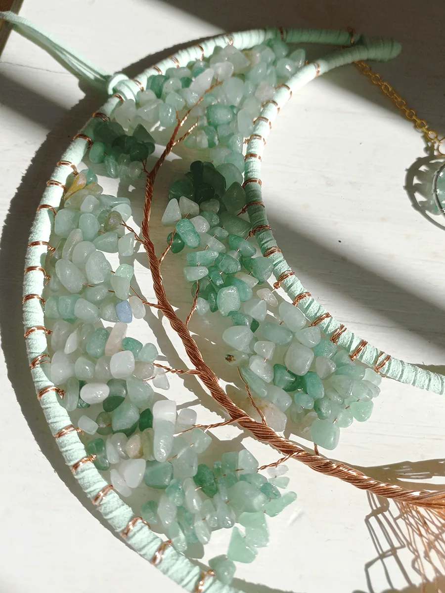 Atrapasol de luna con cuarsos verde