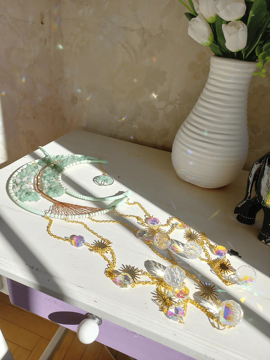 Atrapasol de luna con cuarsos verde