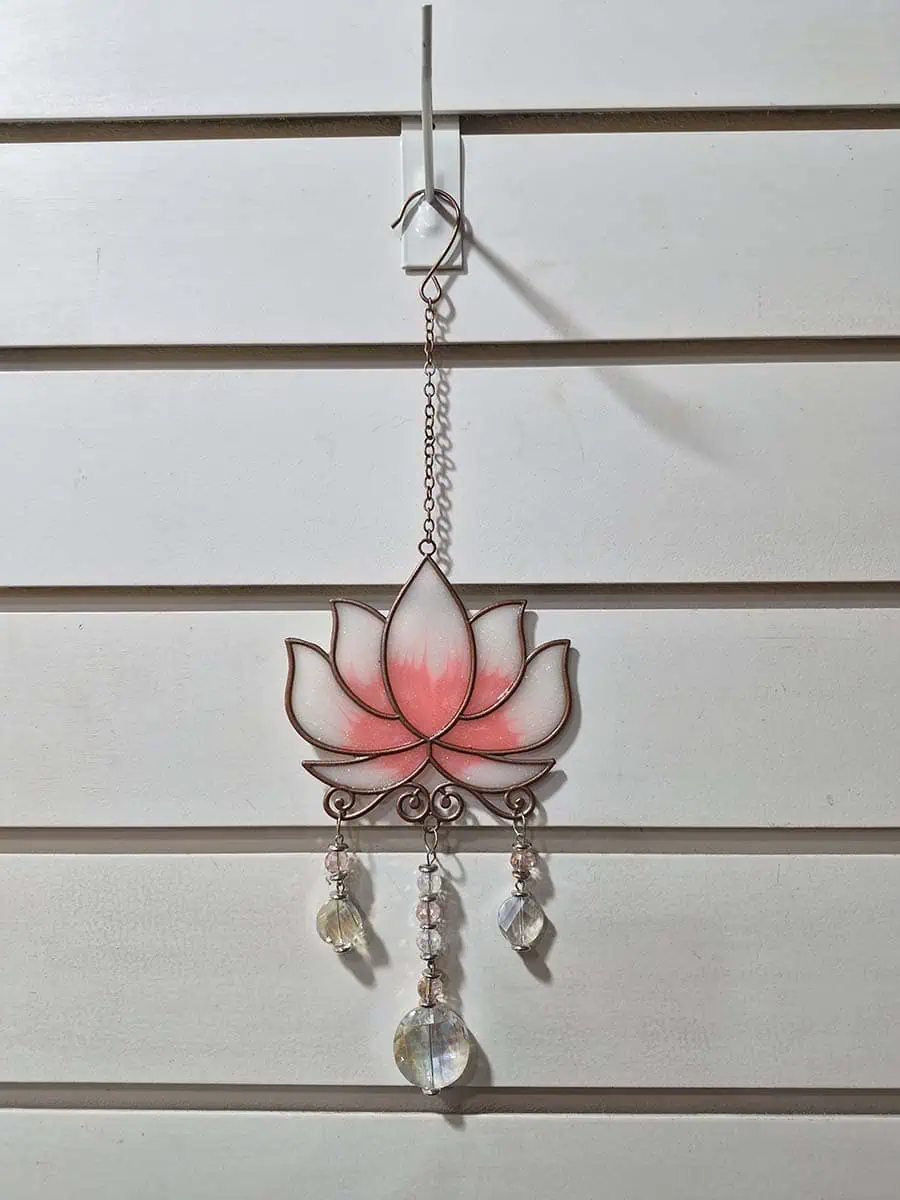 Atrapasol decorativo con flor de loto rosa para ventana