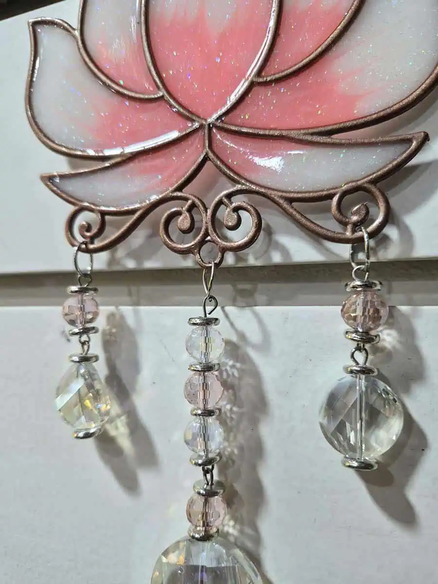 Atrapasol decorativo con flor de loto rosa para ventana