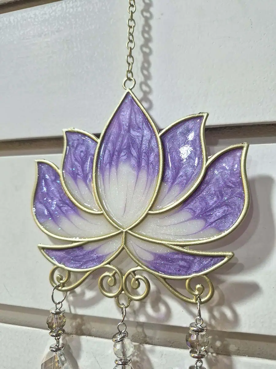 Atrapasol decorativo con flor de loto violeta para ventana