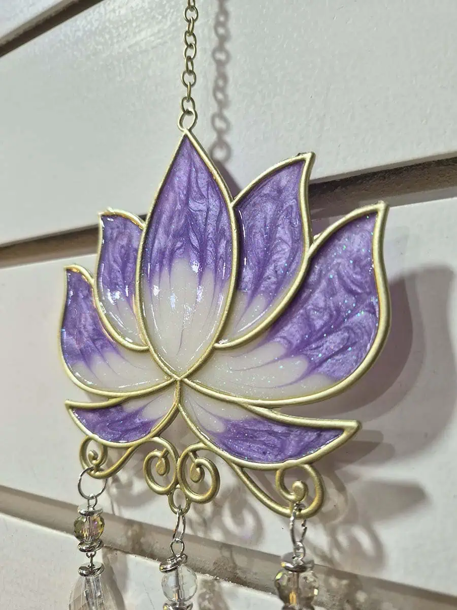 Atrapasol decorativo con flor de loto violeta para ventana