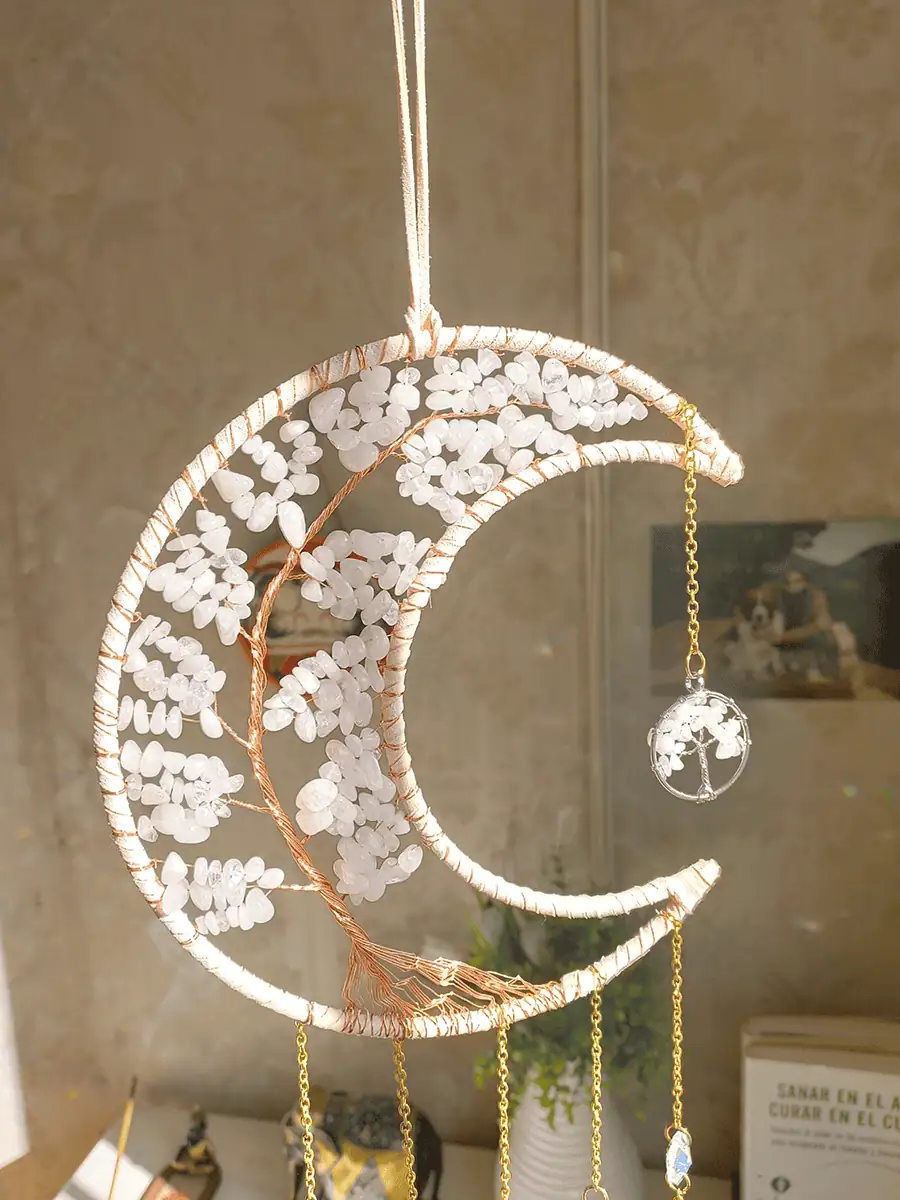 Atrapasol de luna con cuarzos rosas naturales y prismas de cristal