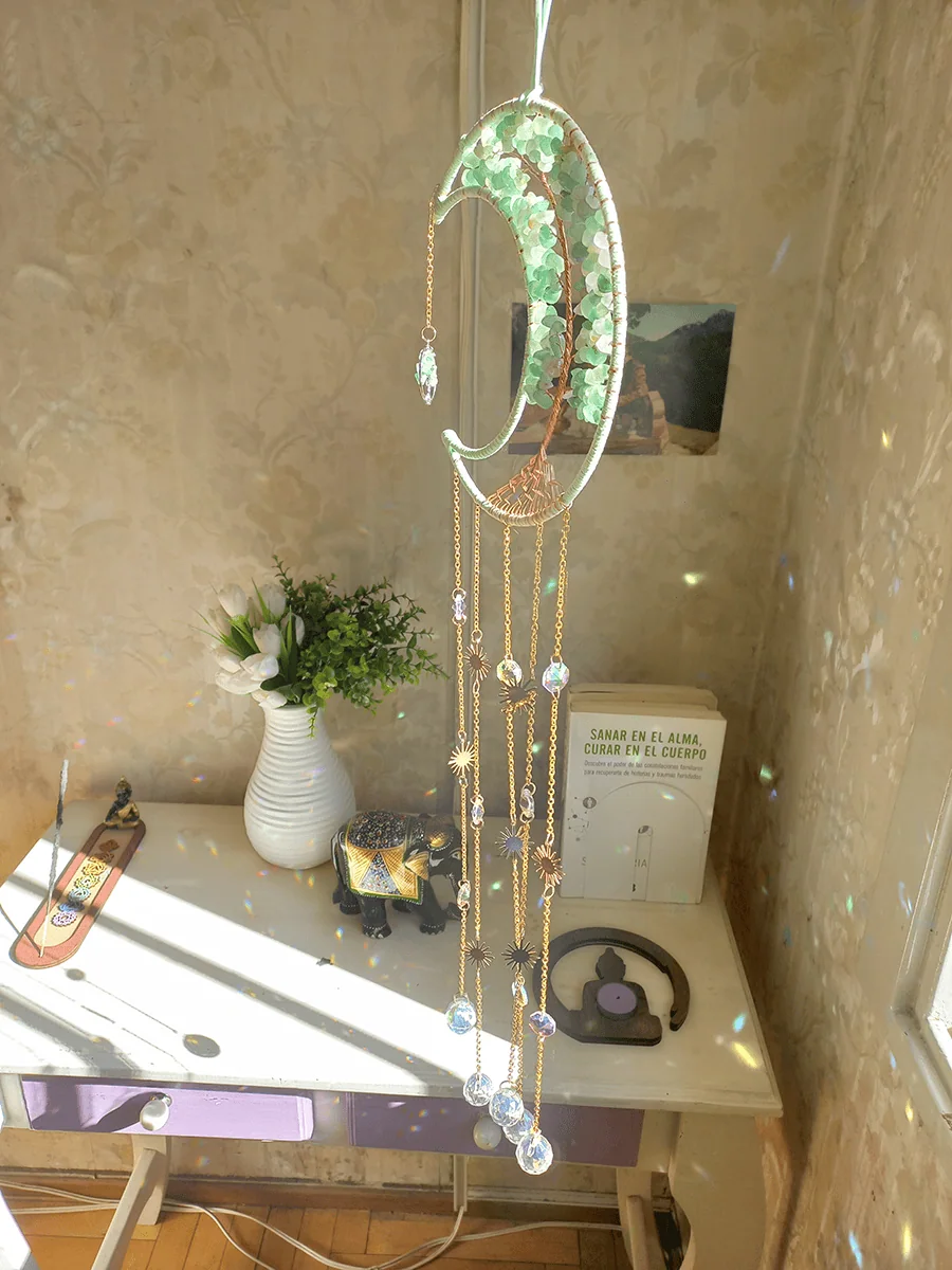 Atrapasol de luna con cuarzos verdes naturales y prismas que reflejan la luz del sol