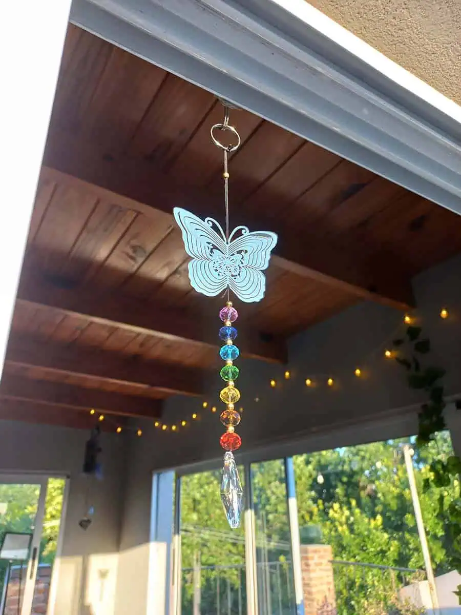 Atrapasol de acero inoxidable con mariposa y remolino decorativo