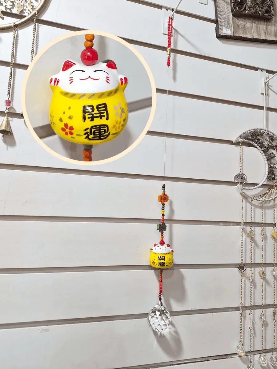 Atrapasol con gato Maneki Neko amarillo y esfera facetada de cristal
