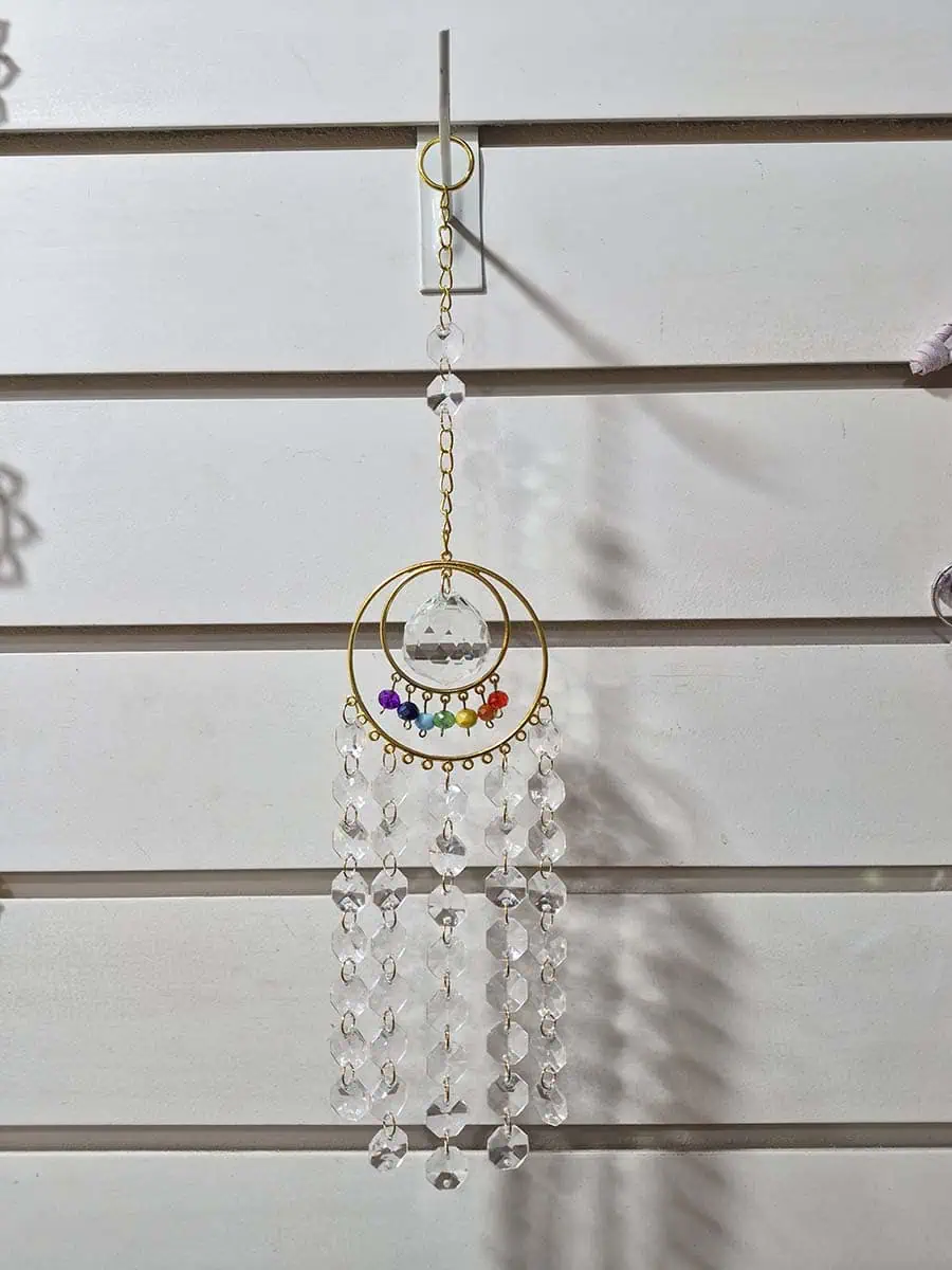 Atrapasol de flecos con piedras de colores de los 7 chakras