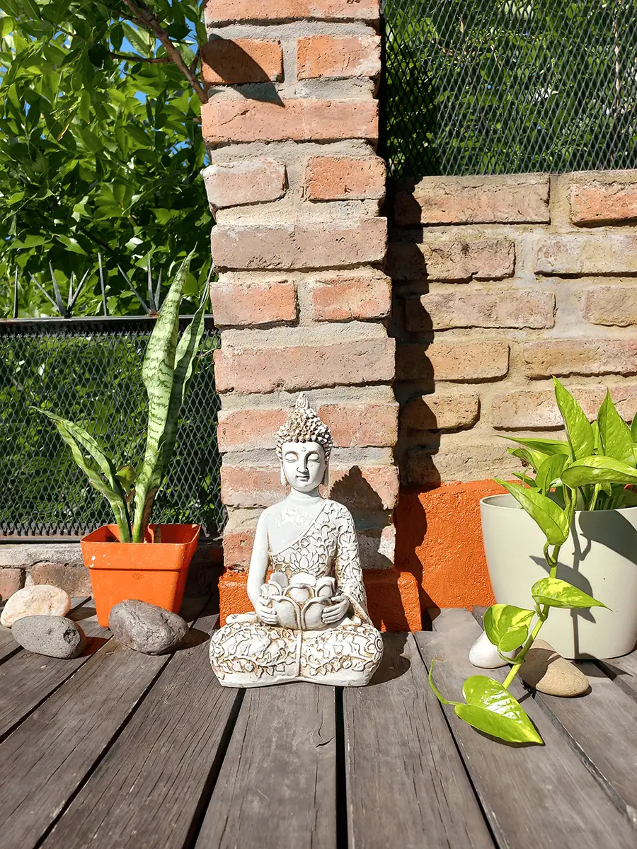 Buda para exterior con cuenco, chico