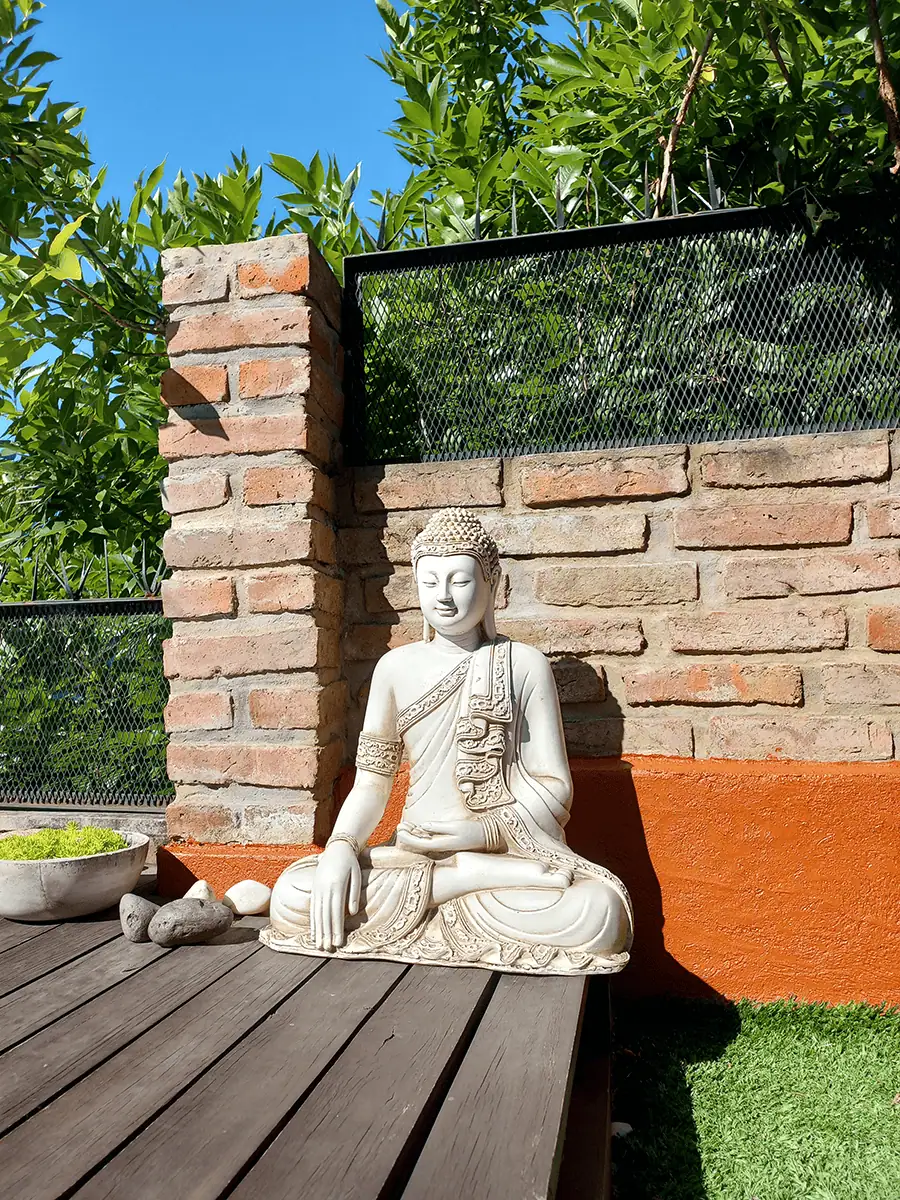 Buda para exterior de Conexión con la Tierra, mediano A