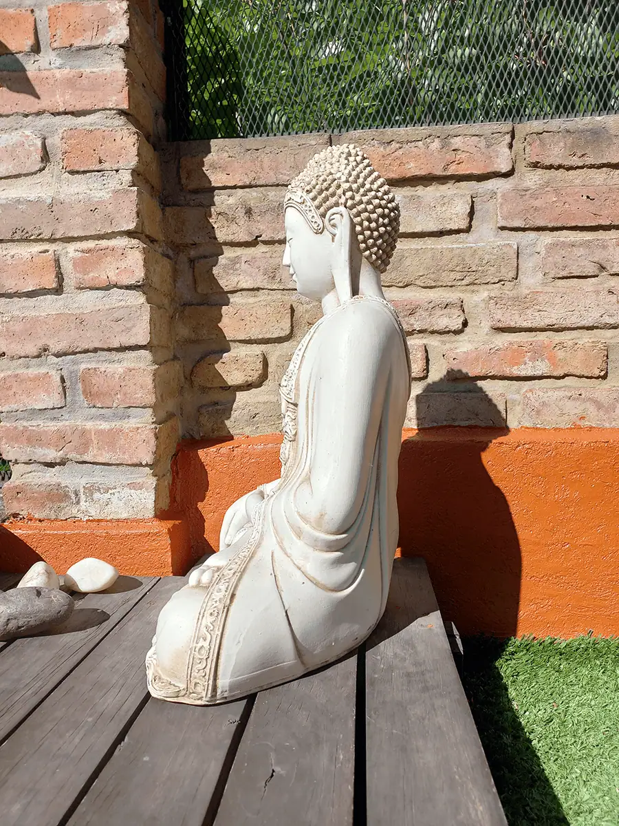 Buda de resina para exterior mediano de Conexión con la Tierra decorando jardín