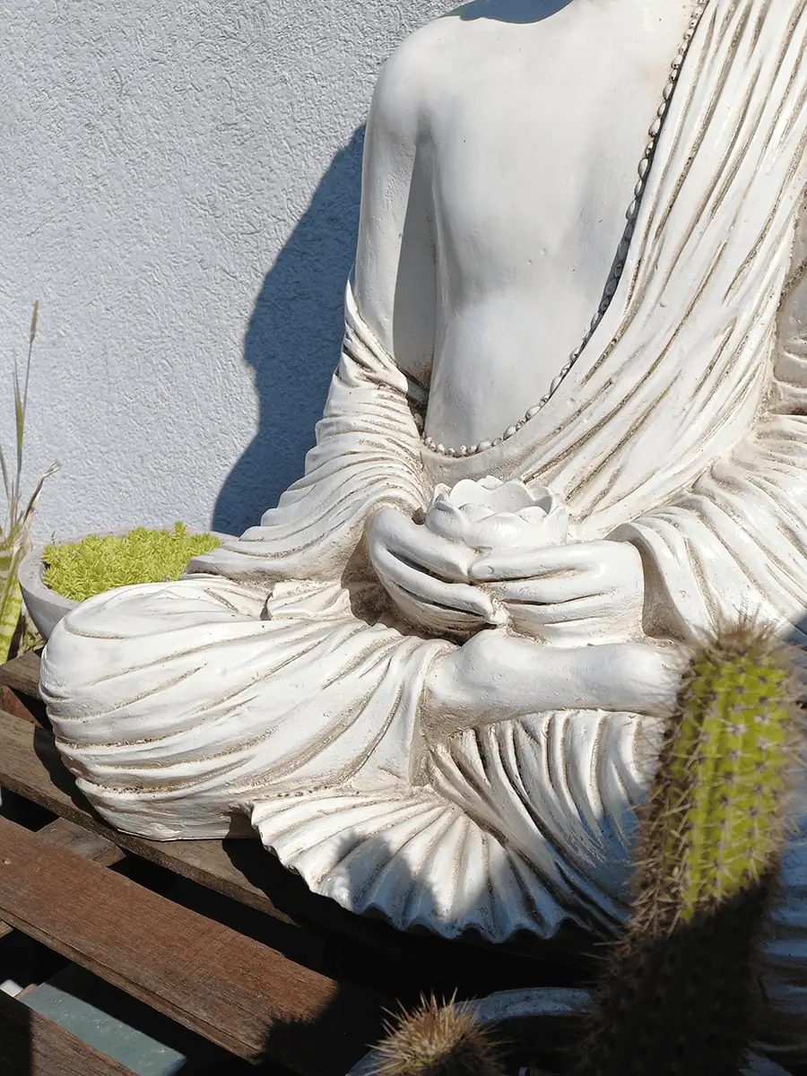 Buda de resina para exterior grande de meditacion decorando un espacio zen