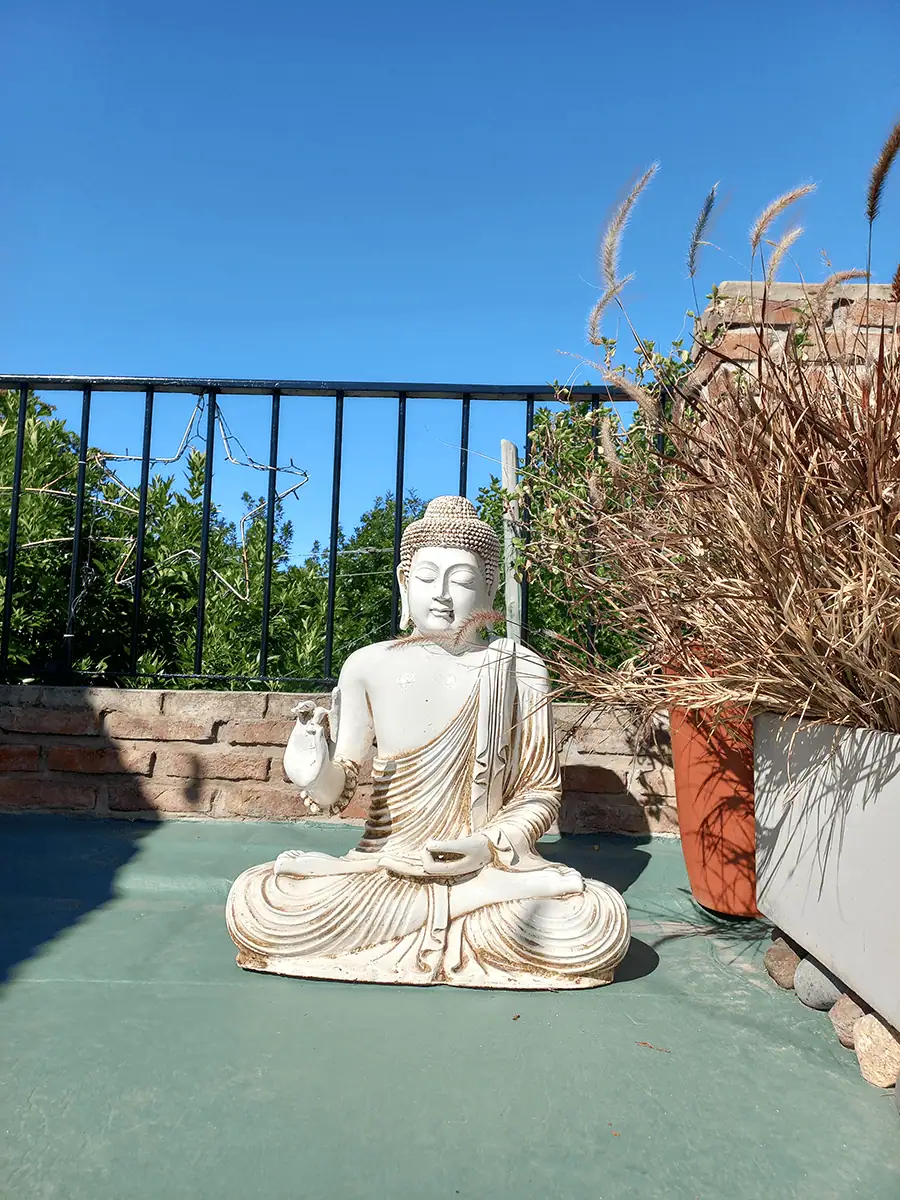 Buda de resina para exterior grande de Sabiduría decorando jardín