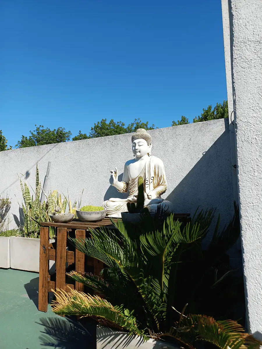 Buda de resina para exterior grande de Sabiduría decorando jardín