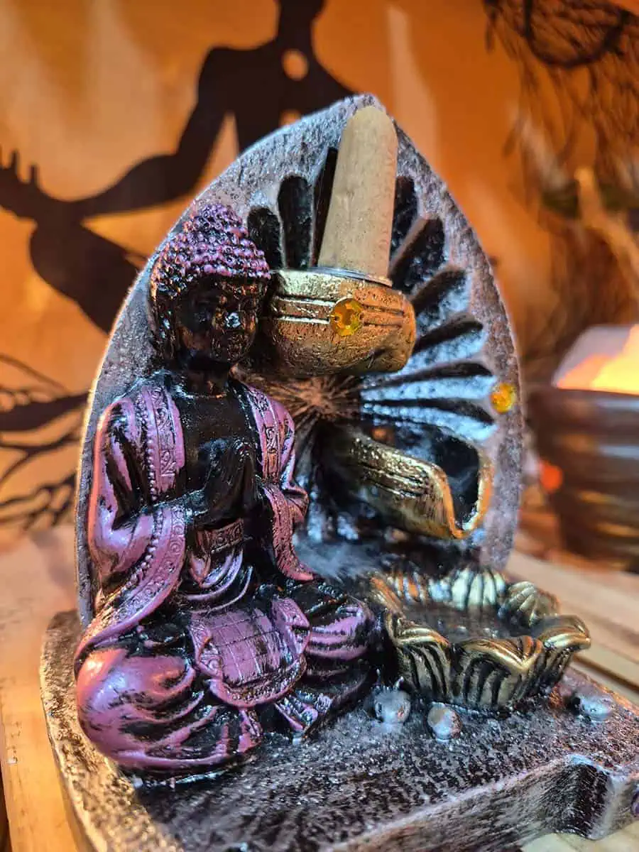 Cascada de humo para conos de reflujo con Buda y figuras sentadas en tonos plateados, rosados y oscuros