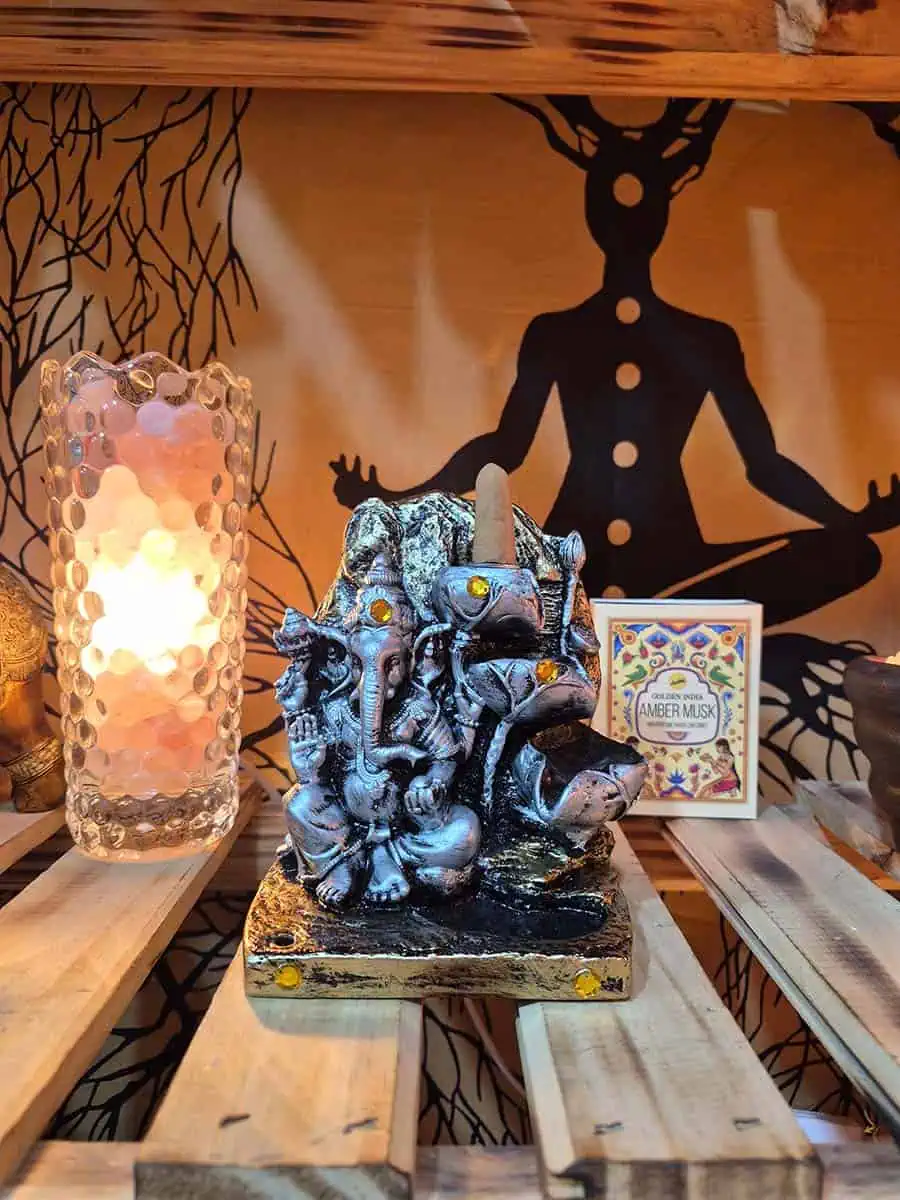 Cascada de humo para conos de reflujo con figura de Ganesha en tonos plateados y detalles amarillos